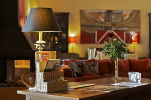 Los detalles dan un ambiente cálido a la antigua nave de mercancías del hotel L'Estació de Bocairent (Valencia).