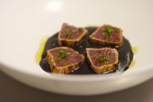 Tataki de atún con ajo negro de Sents Restaurant.