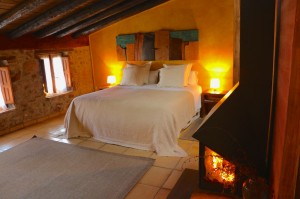 La chimenea junto a la cama es la estrella del Jardín Vertical.