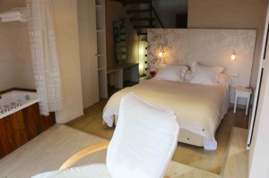 La habitación les Mamelletes tiene vistas a dos montañas de las estribaciones del P.N. de la Sierra de Espadán.