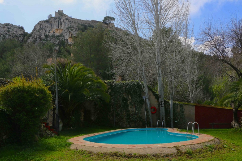 Desde la piscina se contempla el castrillo de Xàtiva.