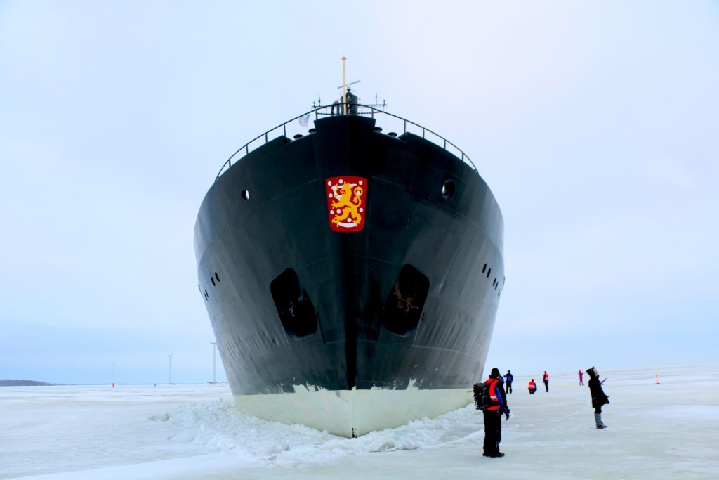 El rompehielos Sampo parado en mitad del mar helado.