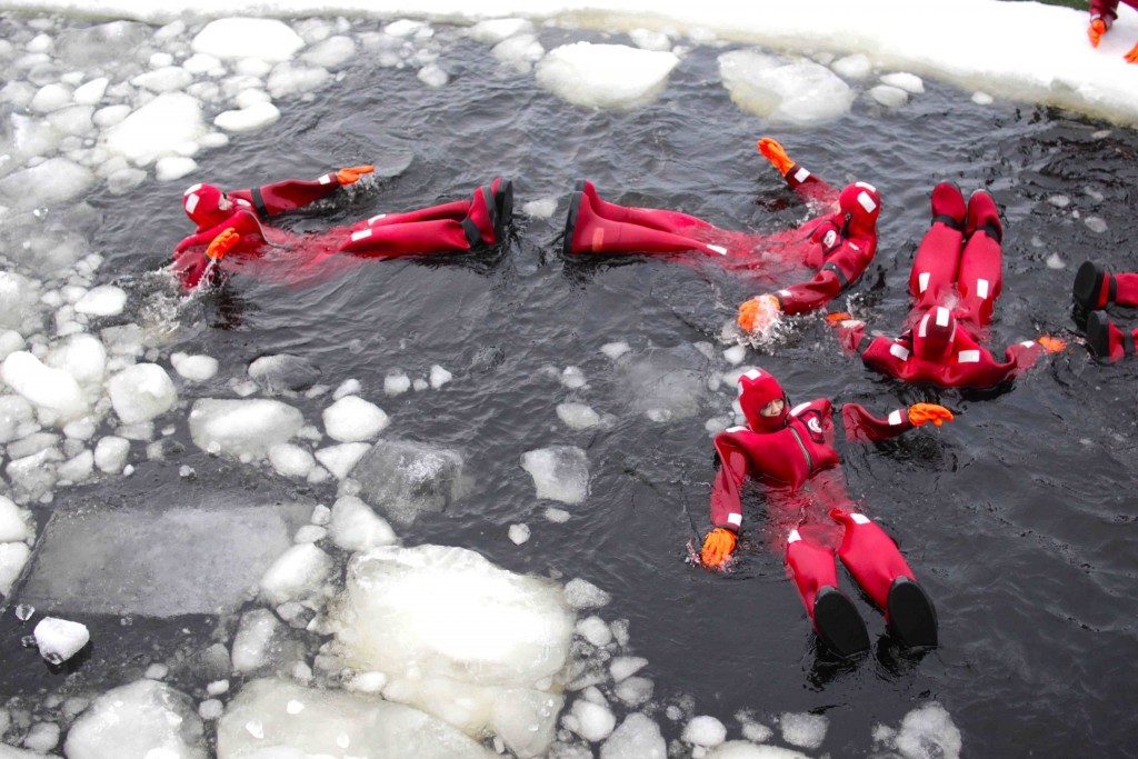 Un baño en el mar helado del golfo de Botnia.
