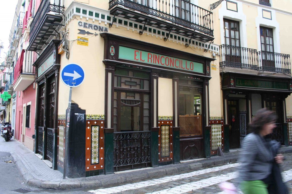 Una placa atestigua en el interior del bar que El Rinconcillo fue fundado en 1670.