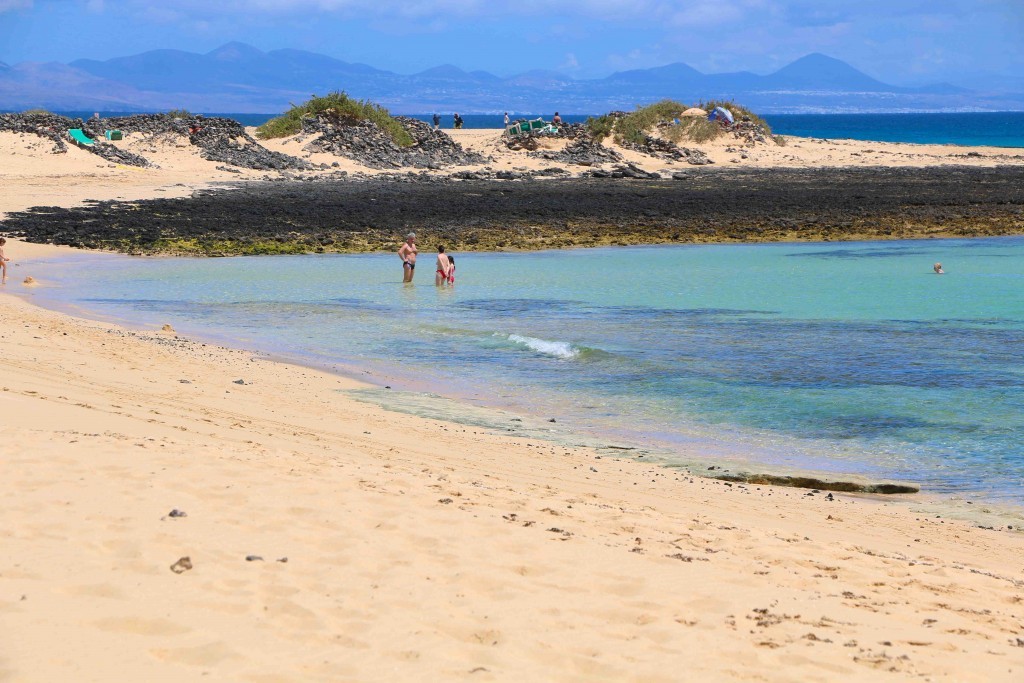 Al fondo de las playas de Corralejo (Fuerteventura) se onbserva la silueta de la cercana isla canaria de Lanzarote.