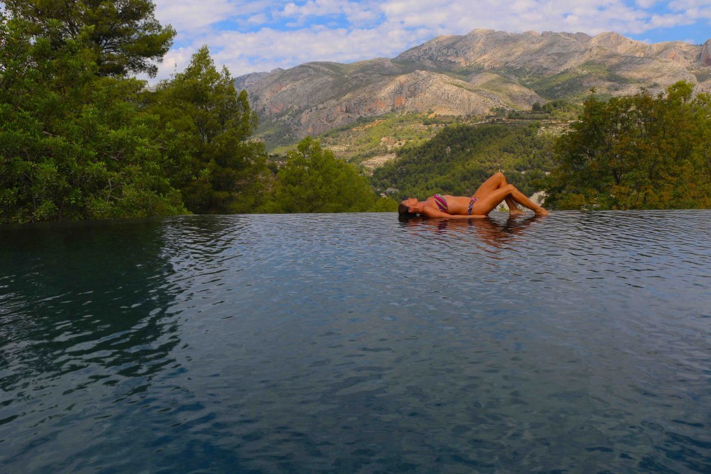 La piscina desbordante da mucho juego en Vivood Landscape Hotel.