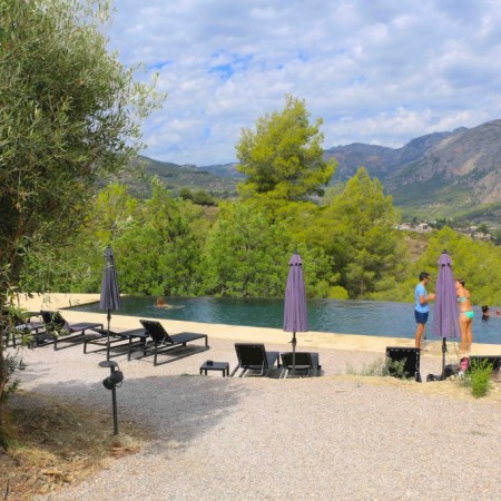 La piscina desde la parte del lounge.