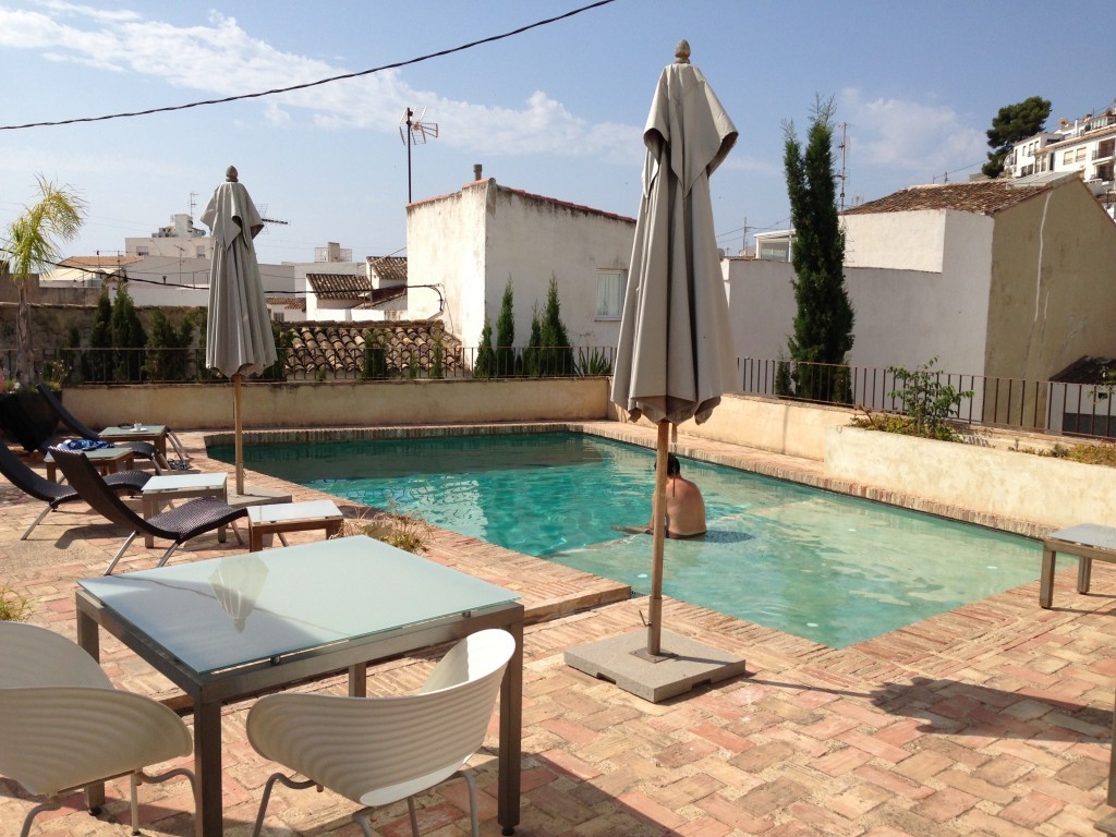 La piscina es uno de los encantos de este hotel de Altea.