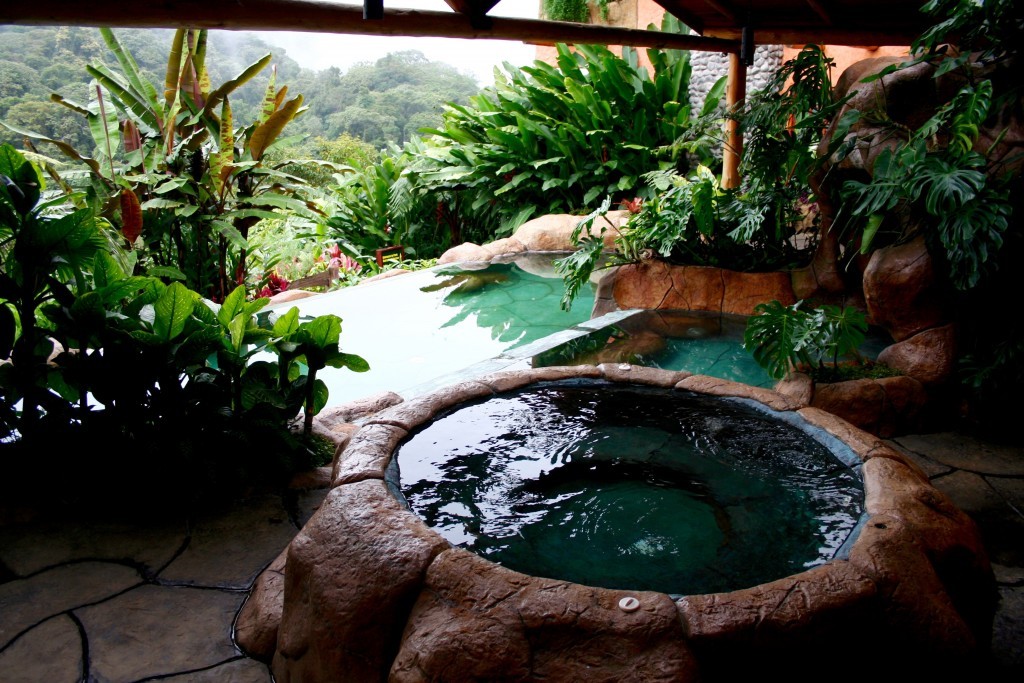 Las piscinas del Peace Lodge se abren al busque nuboso de Costa Rica.