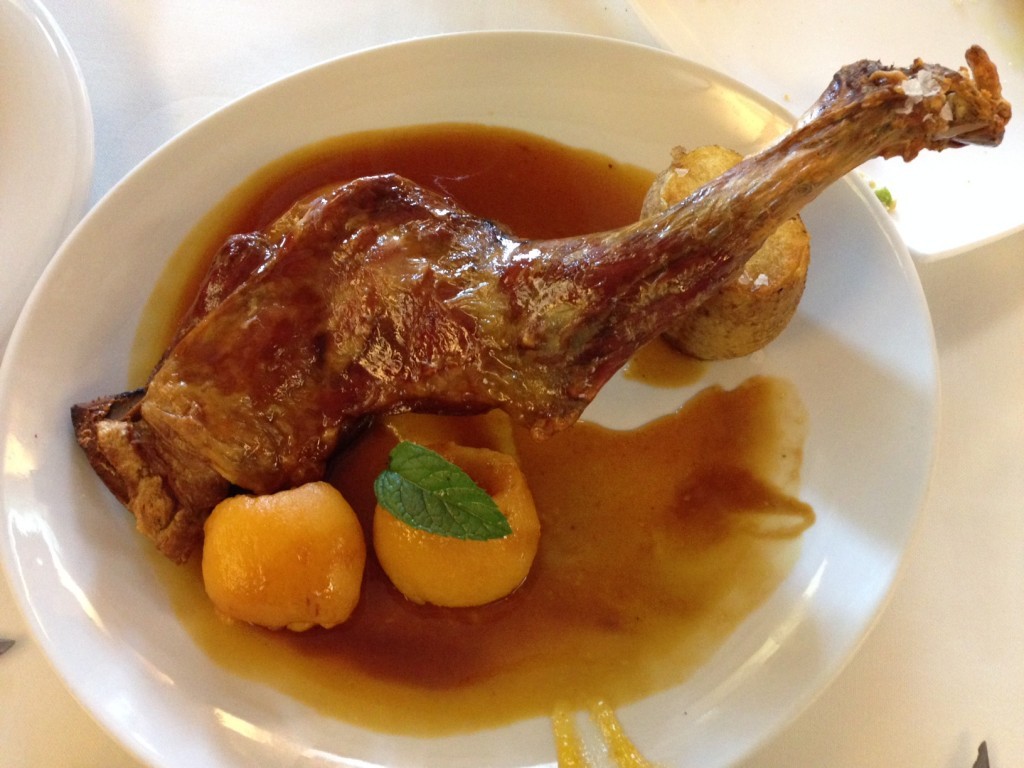 La paletilla de cordero lechar con salsa de nísperos .