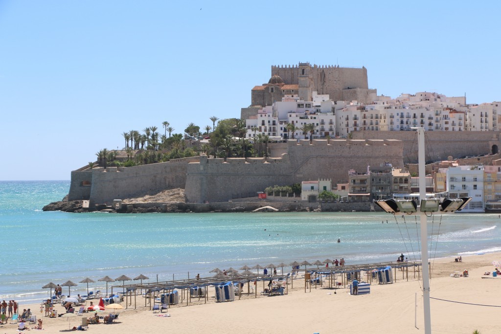 El Castillo de Peñíscola es uno de los más bonitos de España dada su peculiar construcción en una pequeña península que se adentra en el Mediterráneo.