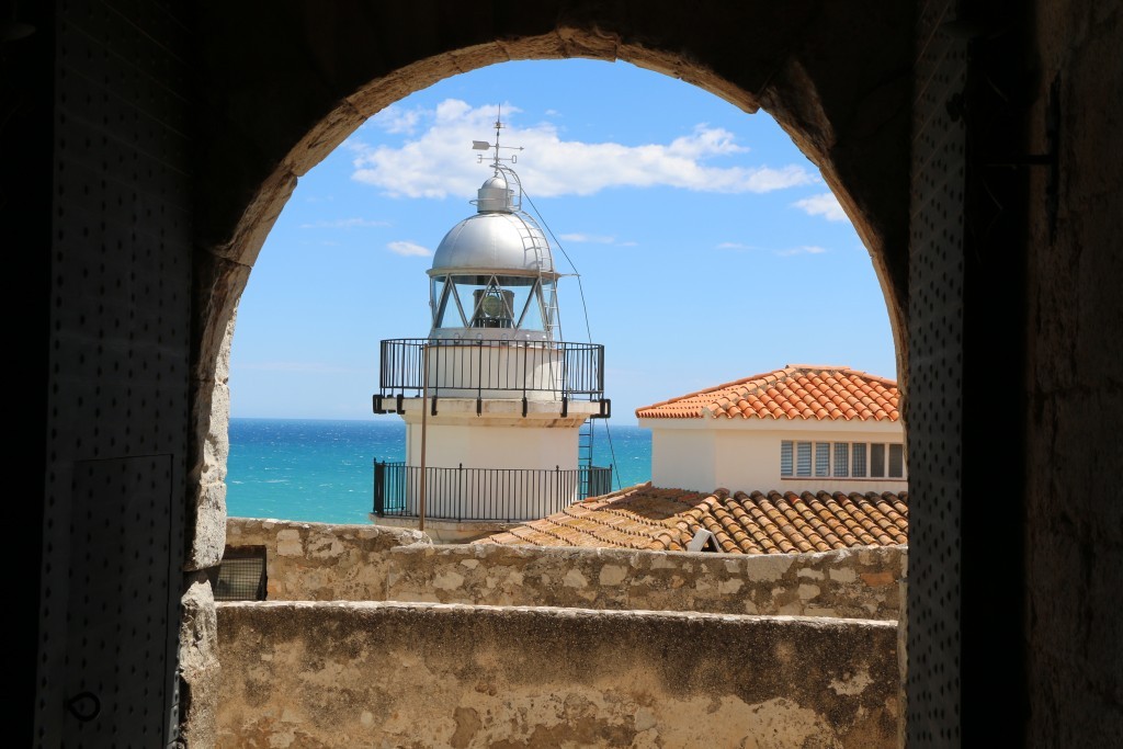 El faro de Peñíscola está junto al castillo.