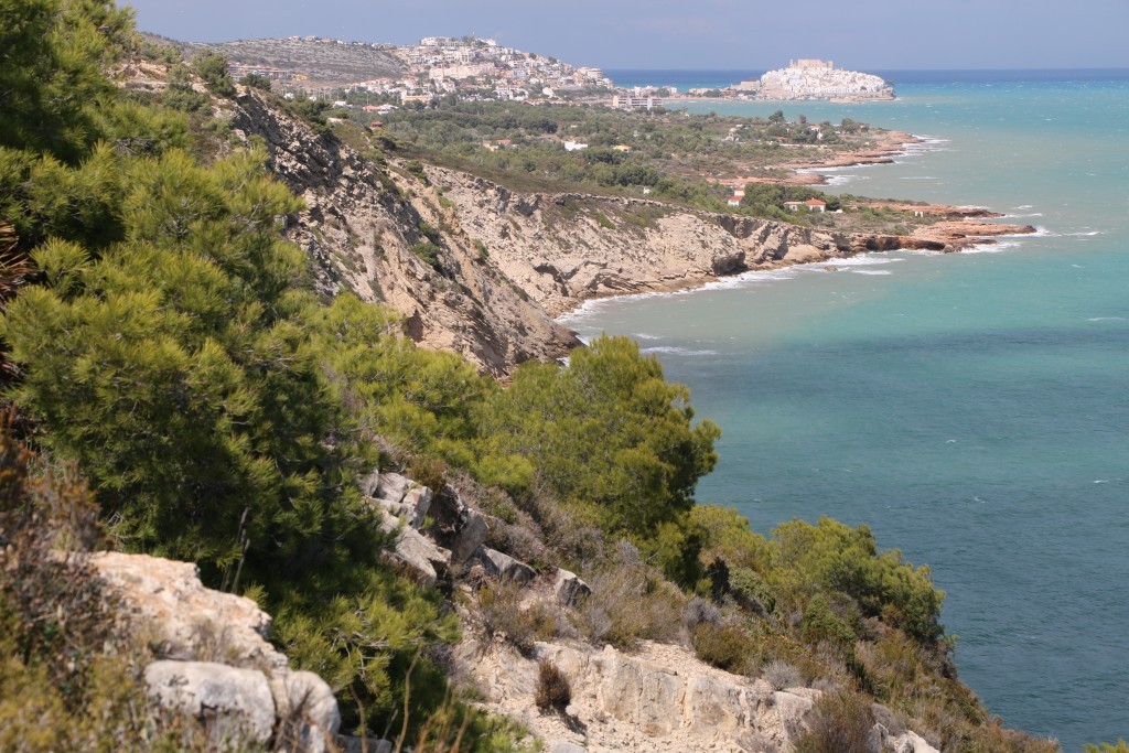 La Serra d'Irta se extiende salvaje al sur de la población de Peñíscola (Castellón).