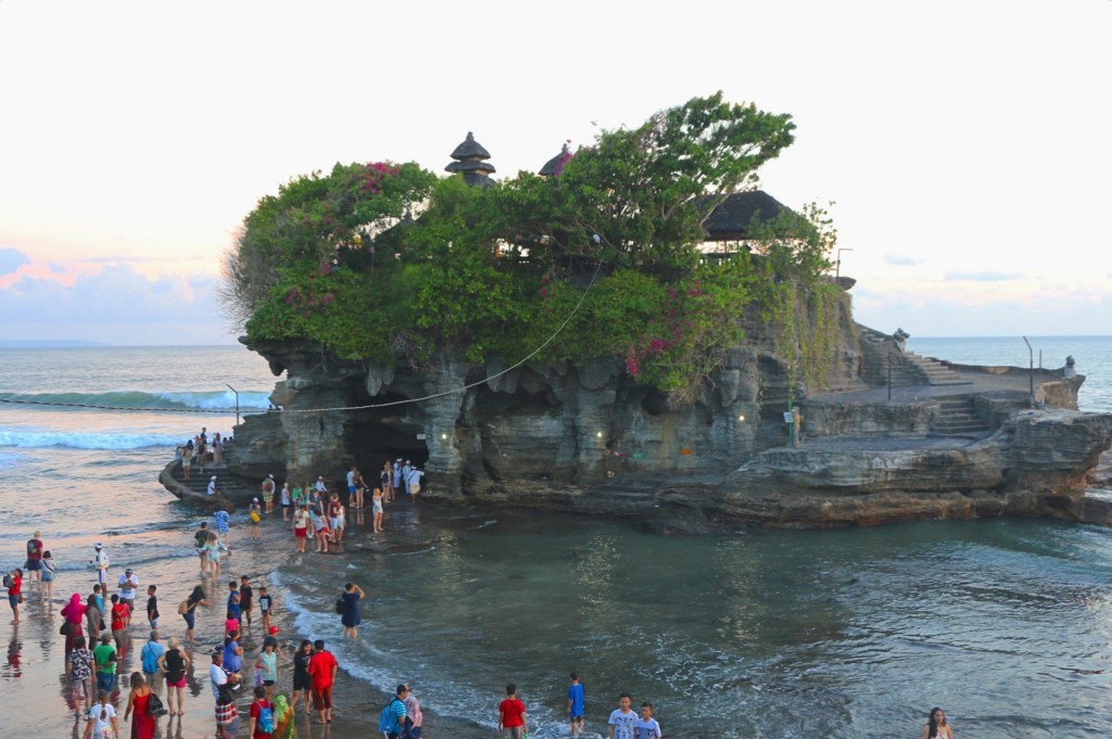 Templo de Tanah Lot, al norte de la playa de Kuta.