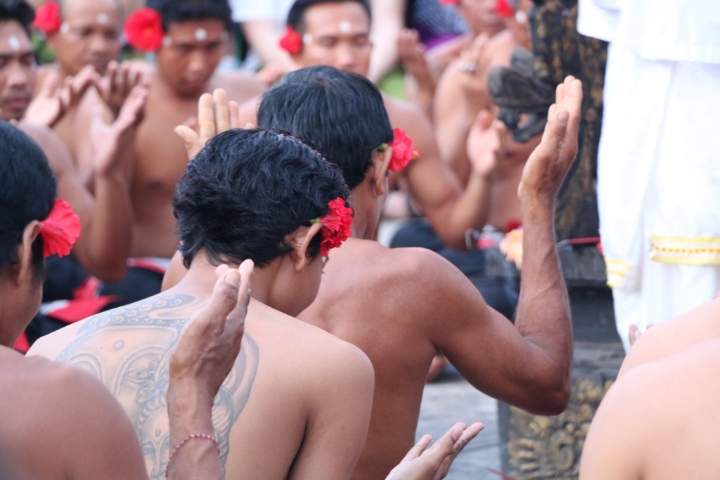 En el templo de Uluwatu podrás contemplar las danzas Kecak en un anfiteatro con vistas al mar.