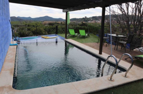 La piscina del Secanet tiene vistas a los campos de cultivo y montañas donde empieza la Sierra de Espadán.