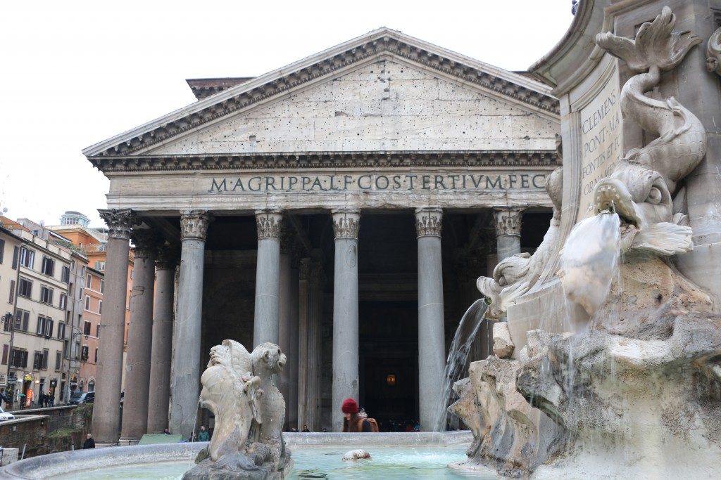 EL PANTEÓN | PIAZZA DE LA ROTONDA. Es un templo dedicado a todos los dioses y fue construido en el siglo II d.c. En su interior descansan los restos, entre otros, del pintor renacentista Rafael.