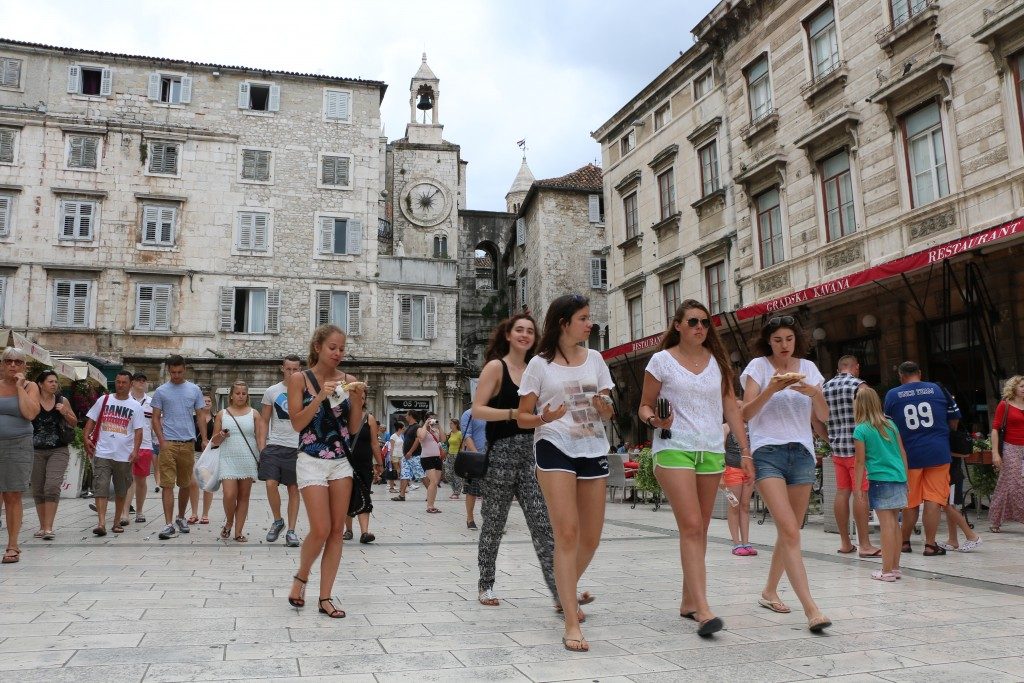 JUNTO AL RELOJ | PLAZA NARODNI. Esta plaza está repleta de terrazas en las que hacer un alto en el camino.