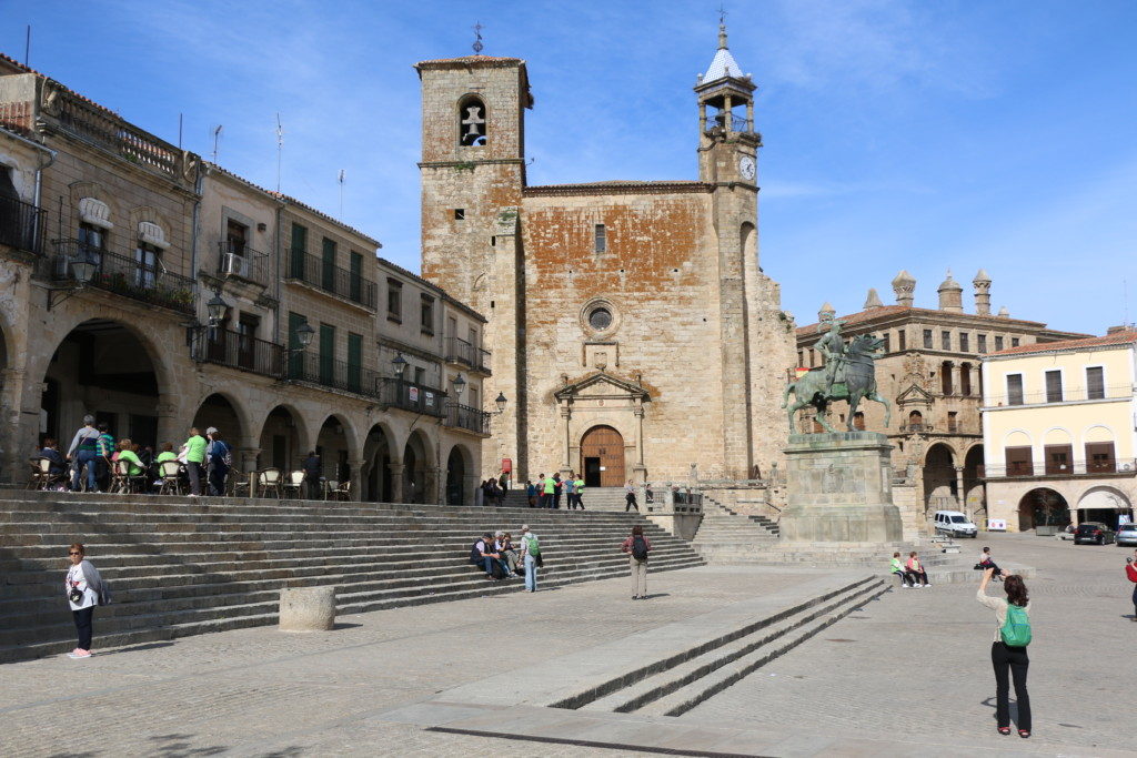 PIZARRO POR TODAS PARTES | LA PLAZA MAYOR. Una estatua ecuestre de Francisco Pizarro preside la fabulosa Plaza Mayor de Trujillo, rodeada de soportales y palacios de diferentes estilos arquitectónicos. 
