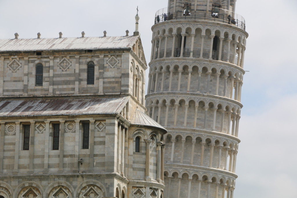 LA TORRE | CAMPO DEI MIRACOLI. Su inclinación, que comenzó poco después de iniciarse su construcción en 1173, se magnifica si subes a lo más alto.