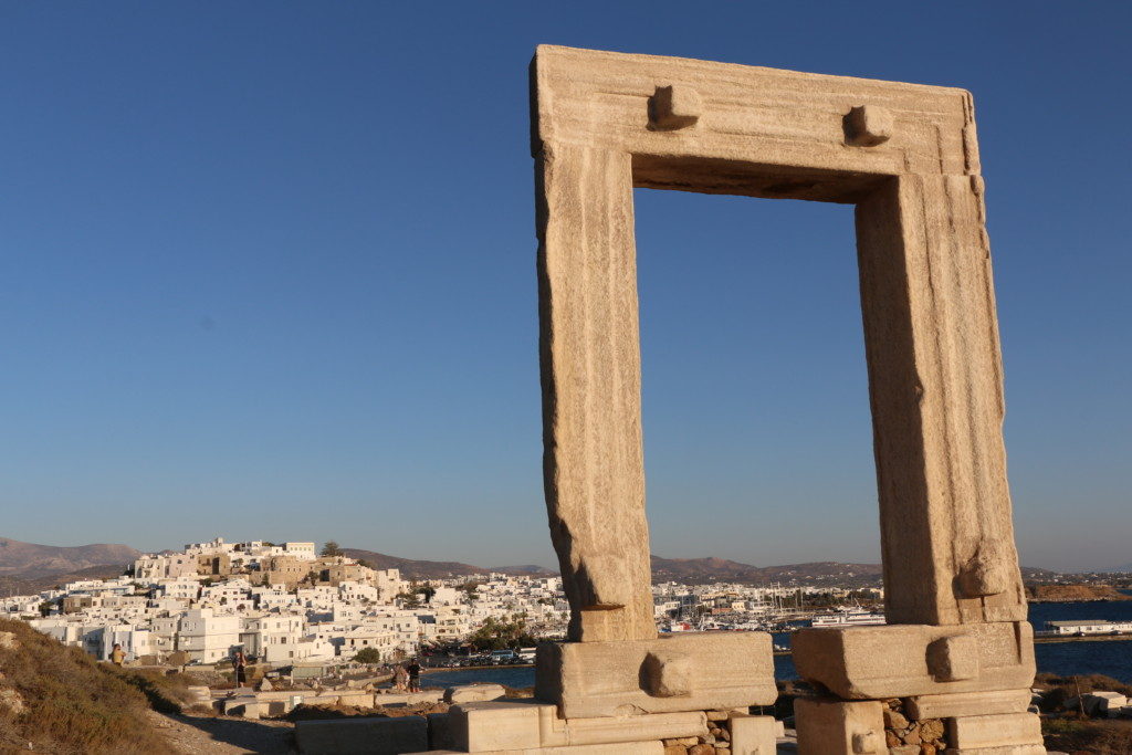 UN MARCO DE FOTO | EL TEMPLO DE APOLO. De la antigua ciudad de Naxos se conserva un grandiosos portalón de un templo jónico del siglo VI a.c.
